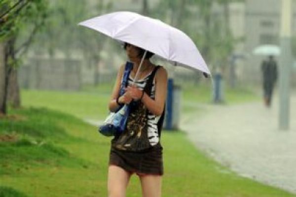 Informare meteo de averse şi descărcări electrice în întreaga ţară, pe parcursul zilei de duminică, până la ora 23:00